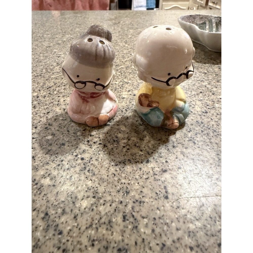 Vintage Grandma & Grandpa Salt Pepper Shakers Taiwan Ceramic Folk Art Cute